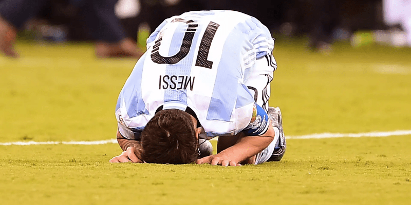 Hậu quả từ chiếc thẻ đỏ của Messi