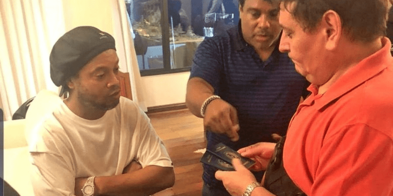 Nguyên nhân chính khiến Ronaldinho bị bắt là gì