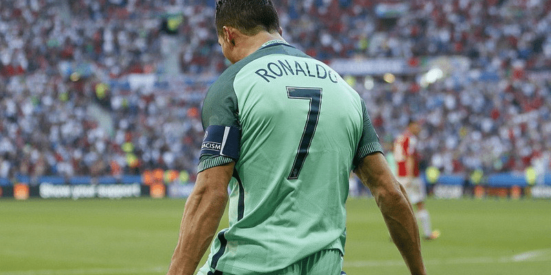 Những nguyên nhân khiến Ronaldo bị fan Real huýt sáo la ó