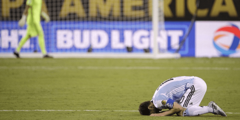 Tình huống cụ thể khiến Messi nhận thẻ đỏ